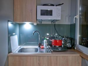 Kuchyňa alebo kuchynka v ubytovaní Apartamenty studio Metropolio Centrum