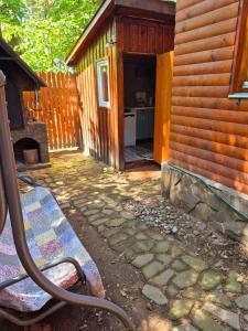 un banc assis à l'extérieur d'un bâtiment avec une cuisine dans l'établissement RECI Beach Cottage, à Reci
