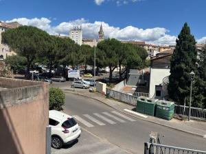 een witte auto geparkeerd op een straat in een stad bij Appartement entier in Aubenas