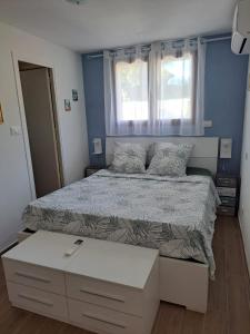 Кровать или кровати в номере Vaccagia - 2 chambres - a 2 pas de la plage +16 фотографий
