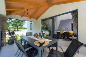 a dining room with a table and chairs at Villa Nik by Istrialux in Svetvinčenat