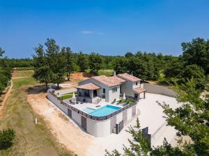 an aerial view of a house with a swimming pool at Villa Nik by Istrialux in Svetvinčenat