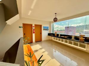 圣路易斯Your Home - Studios Boutique Hotel的大型客房,设有大窗户,位于大楼内 更多25张照片