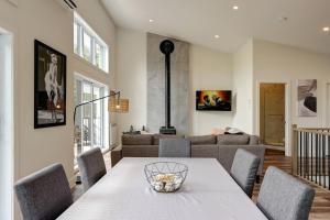 Khu vực ghế ngồi tại Chalet Aube with Spa, Ski Montcalm +44 ảnh