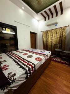 Кровать или кровати в номере Krishnam Homestay