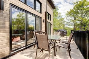 Ban công/sân hiên tại Chalet Aube with Spa, Ski Montcalm