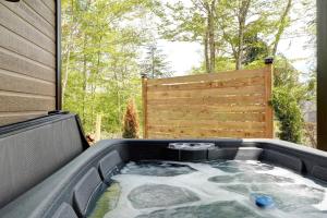 Ảnh trong thư viện ảnh của Chalet Aube with Spa, Ski Montcalm ở Chertsey