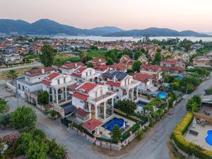 eine Luftansicht einer Stadt mit Häusern in der Unterkunft VillaSerenity5 in Fethiye