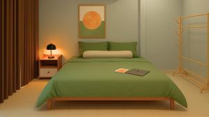 ホーチミン・シティにあるPeanuts Home Calmette - Central Saigon Homestay with Kitchen & Balconyのベッドルーム1室(緑のベッド1台、本付)