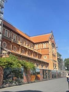 ホーチミン・シティにあるPeanuts Home Calmette - Central Saigon Homestay with Kitchen & Balconyの時計塔のある大きなレンガ造りの建物 +9枚の写真