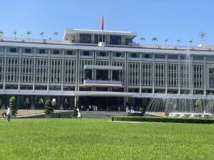 ホーチミン・シティにあるPeanuts Home Calmette - Central Saigon Homestay with Kitchen & Balconyの正面に噴水がある大きな建物