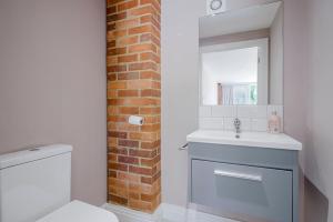 Gallery image of Chalet Gerrards Cross in Gerrards Cross +17 photos