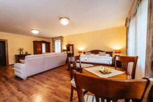 Postel nebo postele na pokoji v ubytování Knížecí apartmány Regent