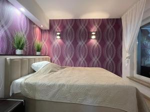 Postel nebo postele na pokoji v ubytování Home3city Violet