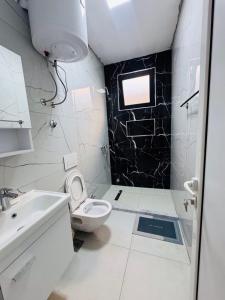 ウルツィニにあるSoFiのトイレと洗面台を備えた白いバスルーム