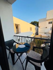ウルツィニにあるSoFiのテーブルと椅子が置かれたバルコニー