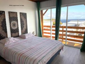 una camera da letto con un letto e una grande finestra di Alambic de Grand Anse a Petite-Île