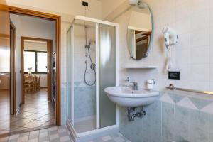 Phòng tắm tại Villaggio Ducale +66 ảnh