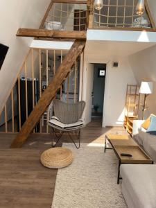 NucşoaraVictoriA-Frame的带椅子和桌子的客厅