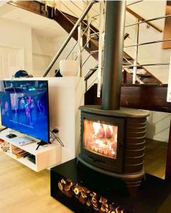 ein Kamin in einem Wohnzimmer mit Fernseher in der Unterkunft Waterfront Cottage B2 in Swakopmund