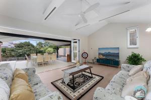 Χώρος καθιστικού στο Aircabin - Castle Hill - 5BR Family House with Pool