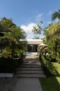 una escalera que conduce a una casa con palmeras en Casa no Lago, en Ananindeua