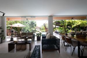 sala de estar con mesa y algunas sillas en Casa no Lago, en Ananindeua