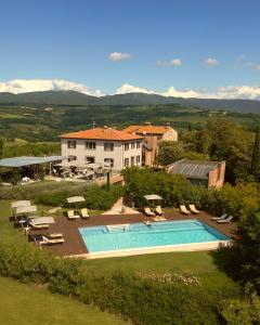 Bazén v ubytování Roccafiore Wine Resort & Spa nebo v jeho okolí
