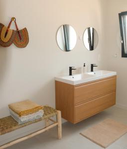 Et badeværelse på MAISON BONELLI Villa individuelle idéale famille avec jardin & piscine - Sud Ardèche