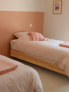 En eller flere senge i et værelse på MAISON BONELLI Villa individuelle idéale famille avec jardin & piscine - Sud Ardèche + 15 billeder