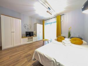 Ένα ή περισσότερα κρεβάτια σε δωμάτιο στο Traugutta Angelcity GYM & SPA by BookingHost +11 φωτογραφίες