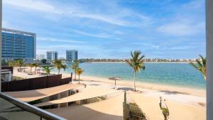 ein Blick auf den Strand vom Balkon eines Gebäudes in der Unterkunft Beach Front Bermuda Villa Mina AlArab Ras Al Khaimah in Ras al Khaimah