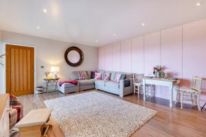 una sala de estar con un sofá y una mesa en 1 Bed in Braunton oc-g32527, en Braunton