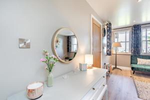 vestidor con espejo y tocador blanco en 1 Bed in Braunton oc-g32527, en Braunton 15 fotos más
