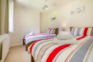 Postel nebo postele na pokoji v ubytování 2 Bed in Looe oc-g32529