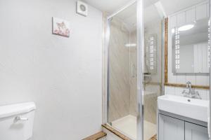 a bathroom with a shower and a toilet and a sink at 2 Bed in Troutbeck oc-b32579 in Troutbeck +12 photos