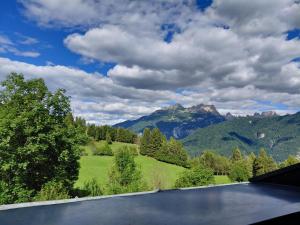 a tennis court with mountains in the background at Casa Marie in Pozzale