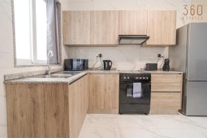 Kuchyň nebo kuchyňský kout v ubytování Spacious, 1BR home with comfortable bed in Tarxien