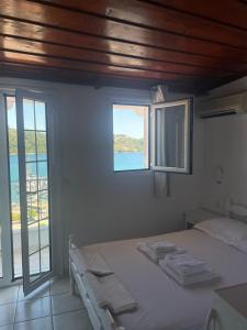 A bed or beds in a room at Agnàntema Portside Stays Skiathos