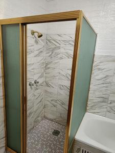 eine Dusche mit Glastür im Badezimmer in der Unterkunft Queen Room in Carlingford near Shops and Station - NC4 in Stanwell Park