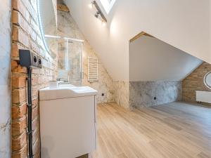 Un baño con lavabo y pared de ladrillo. en Willa Konara, en Gdansk