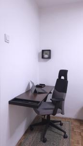- un bureau noir avec une chaise dans la chambre dans l'établissement Guest house Ema, à Sarajevo