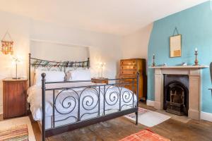 ein Schlafzimmer mit einem Bett und einem Kamin in der Unterkunft 3 Bed in Cromford oc-n31041 in Cromford