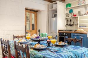 einen Tisch mit Speisen und Getränken in der Küche in der Unterkunft 3 Bed in Cromford oc-n31041 in Cromford + 14 Fotos