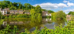 Blick auf einen Fluss in einer Stadt mit Häusern in der Unterkunft 3 Bed in Cromford oc-n31041 in Cromford