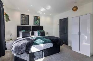 Ένα ή περισσότερα κρεβάτια σε δωμάτιο στο Large 3 Bed in Mansfield - Entire House