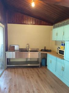 una cucina con un lavello e un piano di lavoro di Alambic de Grand Anse a Petite-Île