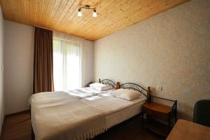 una camera da letto con un letto e una finestra di Lam Lha a Mestia