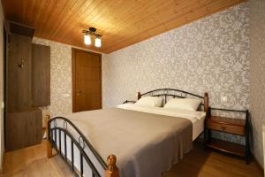 una camera da letto con un letto e un soffitto in legno di Lam Lha a Mestia