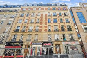 een groot gebouw in een stad met winkels bij Beautiful renovated studio metro in Levallois-Perret +5 foto's